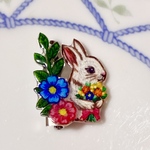 お花とうさぎの小さな物語ブローチ