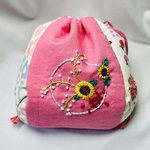 手縫い刺繍のミニ巾着　お化粧ポーチ　小物入れ　ギフト　可愛いピンク　ひまわり🌻