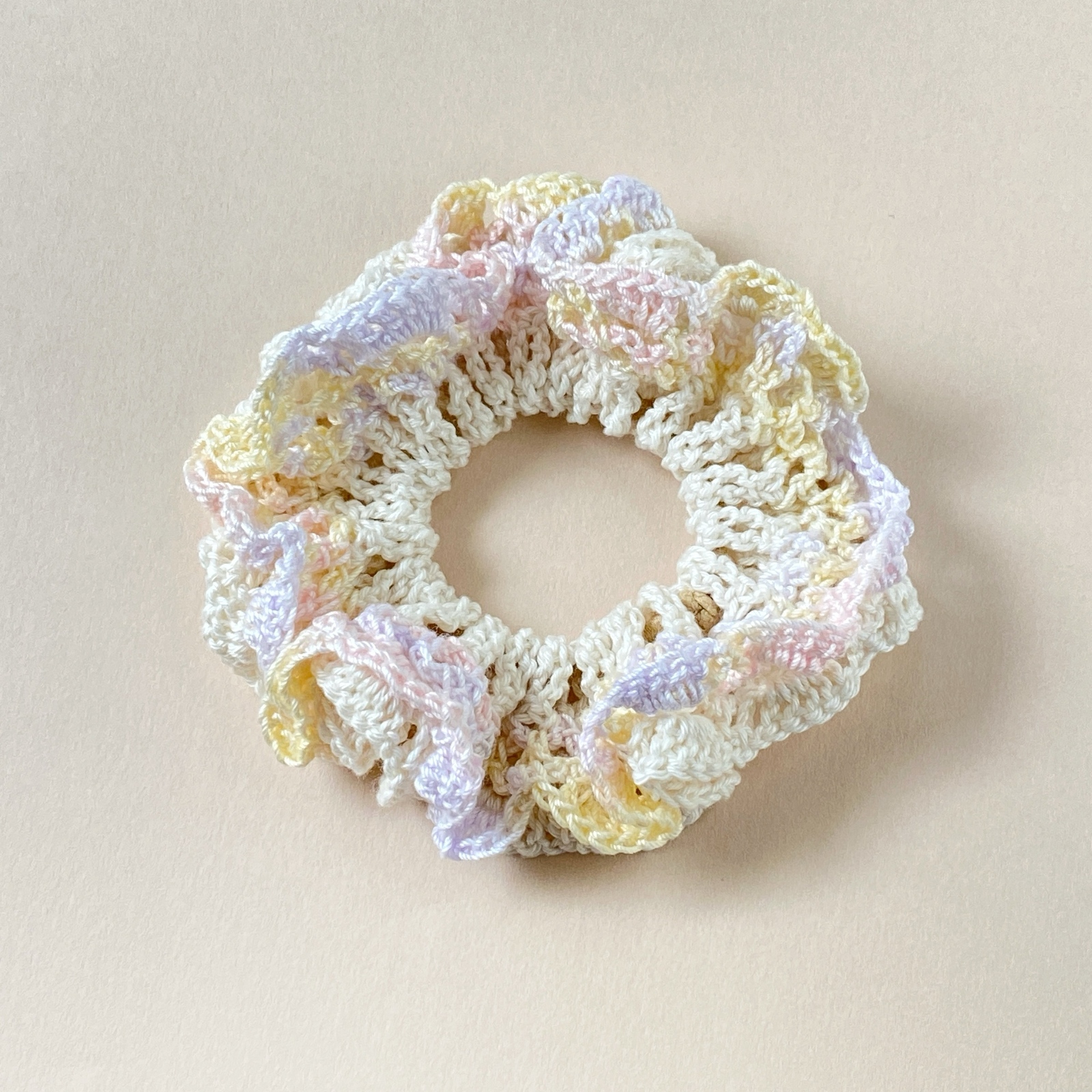 受注制作】かぎ針編みで作ったシロツメクサとクローバーのヘアクリップ