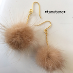 ☆ファー濃いベージュ冬ピアス(イヤリング)