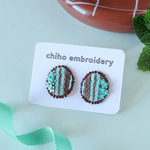 秋冬新作　ブラウン×ターコイズの刺繍ピアス　チョコミントカラー