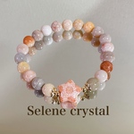 やわらかな色合いに、花が咲いたような模様が広がるフォッシルコーラルブレスレット　Selene crystal