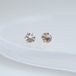 《春の透明感》モルガナイトの一粒ピアス　３ｍｍ　極小　高品質【AAAA】４月誕生石　つけっぱなしOK！誕生日　プレゼント　天然石　透明感　小粒　小ぶり　小さい