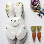黄色い花の刺繍うさぎ。ビッグサイズ