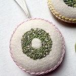 リース風刺繍のふっくらオーナメント。