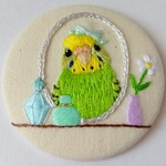 鏡の前でおめかし＊セキセイインコの手刺繍缶バッチ(オパーリングリーン)