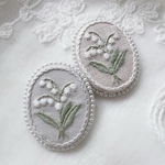 軽やかに纏う　すずらん刺繍ブローチ｜淡色×パールの上品デザイン