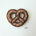 こんがりプレッツェルのビーズ刺繍ブローチ