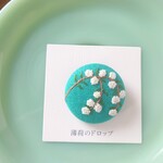 刺繍ブローチ「こでまり・エメラルドグリーン」くるみボタン