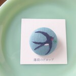 刺繍ブローチ「よつ葉を見つけたツバメさん  ブルー」くるみボタン