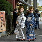 リカちゃん　薄い藍色に白の花柄の浴衣と白い帯のセット　巾着付き