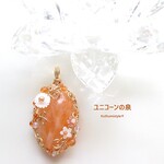 オレンジカルサイトぺンダント（ワイヤージュエリー☆ワイヤーアクセサリー☆ワイヤーラッピング天然石ネックレス☆KuthumistyleⓇ☆クツミスタイル）