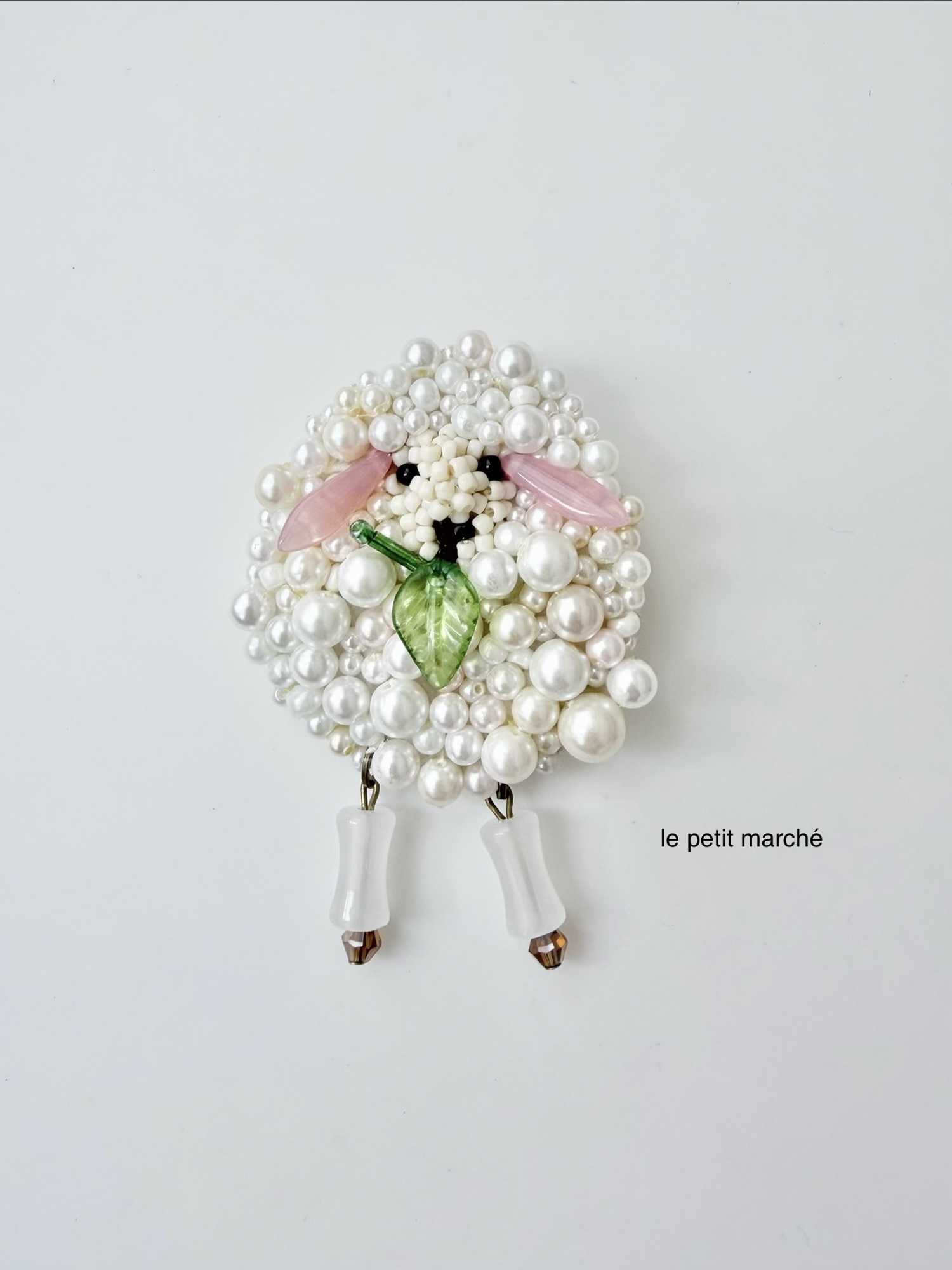 もこもこパールの羊のビーズ刺繍ブローチ 5,700円