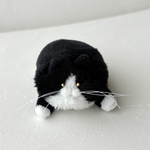 ころんとした小さな猫のぬいぐるみ（タキシードモデル）