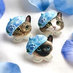 小さな猫ブローチ　紫陽花帽子の豆ねこちゃん 【受注制作・梅雨と初夏のギフトにも】