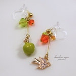 【金具選択可】青りんごとツバメ揺れるオレンジピアス・イヤリング　greenapple GREENAPPLE スワロフスキー ジルコニア 青リンゴ つばめ 燕 レッドトパーズ キラキラ 推し活