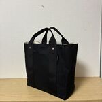 オーダー品です。大容量の仕切りタイプのトートバッグ。ブラックの帆布生地を使っています。A4ファイルやiPadや小物や水筒が入ります。