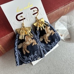 躍動する馬のインド刺繍リボンと竹ビーズのピアス / イヤリング　✳︎ネイビー×ゴールド✳︎　サージカルステンレス316L    タッセル・アンティーク調