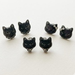 黒猫ピアス｜小ぶりスタッド・レース襟の大人可愛い猫アクセサリー（サージカルステンレス）ノンホールピアス イヤリング変更可