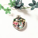【ブローチとネックレスの2WAY仕様のアクセサリー】小さな刺繍枠の中に赤毛のアンの世界。