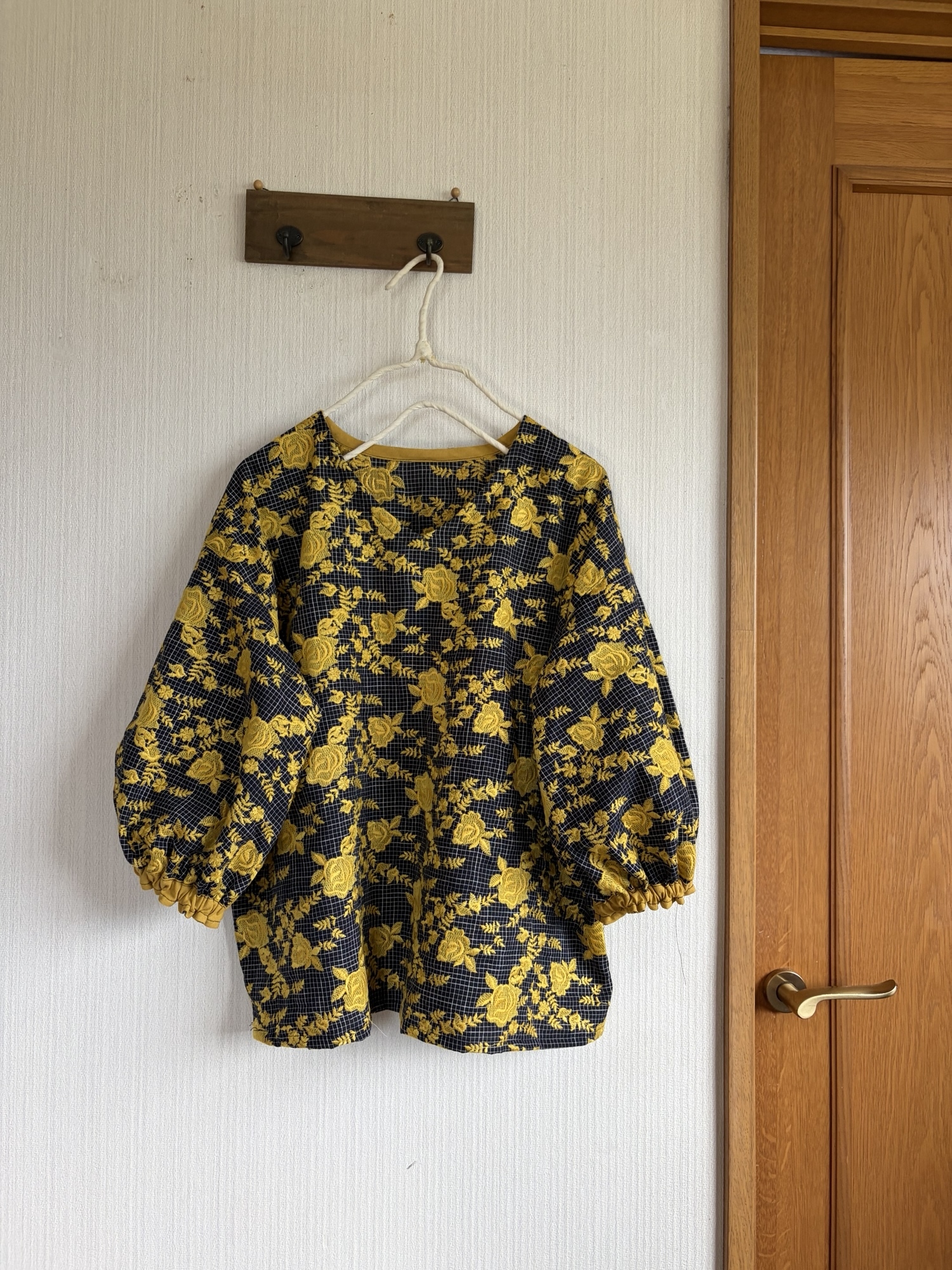 コットン刺繍地のバルーン袖プルオーバー