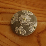 サンカヨウ　刺繍ブローチ