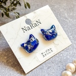 609≫ 天然石ラピスラズリのネコピアス｜レジンアクセサリー｜サージカルステンレス｜小ぶりピアス