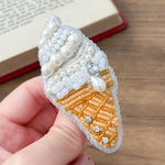 とろけるソフトクリームのビーズ刺繍ブローチ/バックチャーム