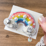 キラッと輝く虹のビーズ刺繍ブローチ/バッグチャーム