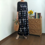 （裾カット無料調整）シックでノスタルジーな雰囲気の北欧風の花柄・大人の木綿のキャミソールワンピース・黒