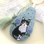 💧雨と紫陽花とハチワレ猫💧手刺繍チャーム