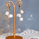 純白のすずらんピアス/イヤリング｜揺れる雫のアシンメトリーアクセサリー 軽い 着け心地