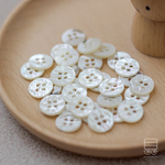 高瀬貝　うろこ模様に手彫りした貝ボタン　10mm