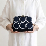 たっぷり入ってすっきりまとまる。ミナペルホネン/tambourine刺繍生地と倉敷帆布の大容量ワイヤーポーチ