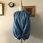 本藍染リネンで作ったで作った前開ボタンギャザーフリルブラウス