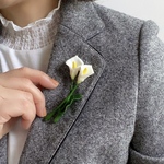 芽吹きのカラーの花ブローチ　卒業式・入学式、その後も使える、大人の装いに寄り添う白い花