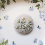 ジャーマンカモミールの刺繍ブローチ 【送料無料】