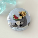 夏のスイカとペンギン　手刺繍ブローチ　［受注制作］