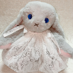 グレーのうさぎのぬいぐるみ（レースワンピース付き)