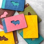 【カラーを選べる】小窓のカピバラがかわいい！シンプルなレザーパスケース