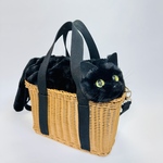 黒猫が入ったカゴバッグ　トート　ミニショルダー　ポシェット　黒ねこ　猫雑貨　猫グッズ　リアル　ショルダーバッグ　きんちゃく　ぬいぐるみ　籠バッグ　ラタン　籐　ラフィア