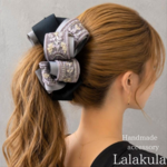 【NEW】ふわふわラベンダーグレー×ブラックの花柄刺繍リボンバナナクリップ｜上品 大人可愛いヘアアクセサリー
