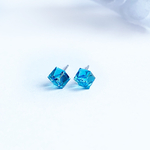 小さなキューブ◇サージカルステンレスピアス／樹脂イヤリング　アクアマリン