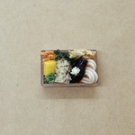 ミニチュアフード「夏のうどん弁当（なす）」