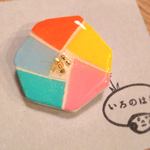 陶器みたいなカラフルブローチ