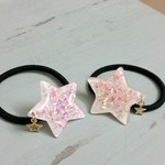 キラキラ　クラッシュシェルの星のヘアゴム
