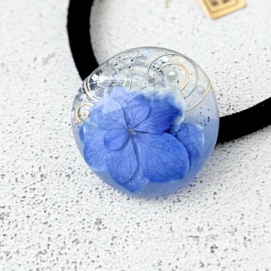 雨のヘアゴム「雨あがりの空」｜レジン ブルー しずく 波紋 大人