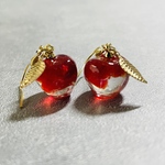 赤いりんごのピアス　クラッシュガラス　サージカルステンレス　イヤリング変更可能　