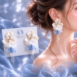 【ウェディング】パールホワイトフラワー×ホワイトシフォン 揺れるブライダルピアス/イヤリング　花嫁様にも大ぶりホワイトフラワーとガラスドームのピアス、イヤリング　ウェディングアクセサリー　水色　ブルー