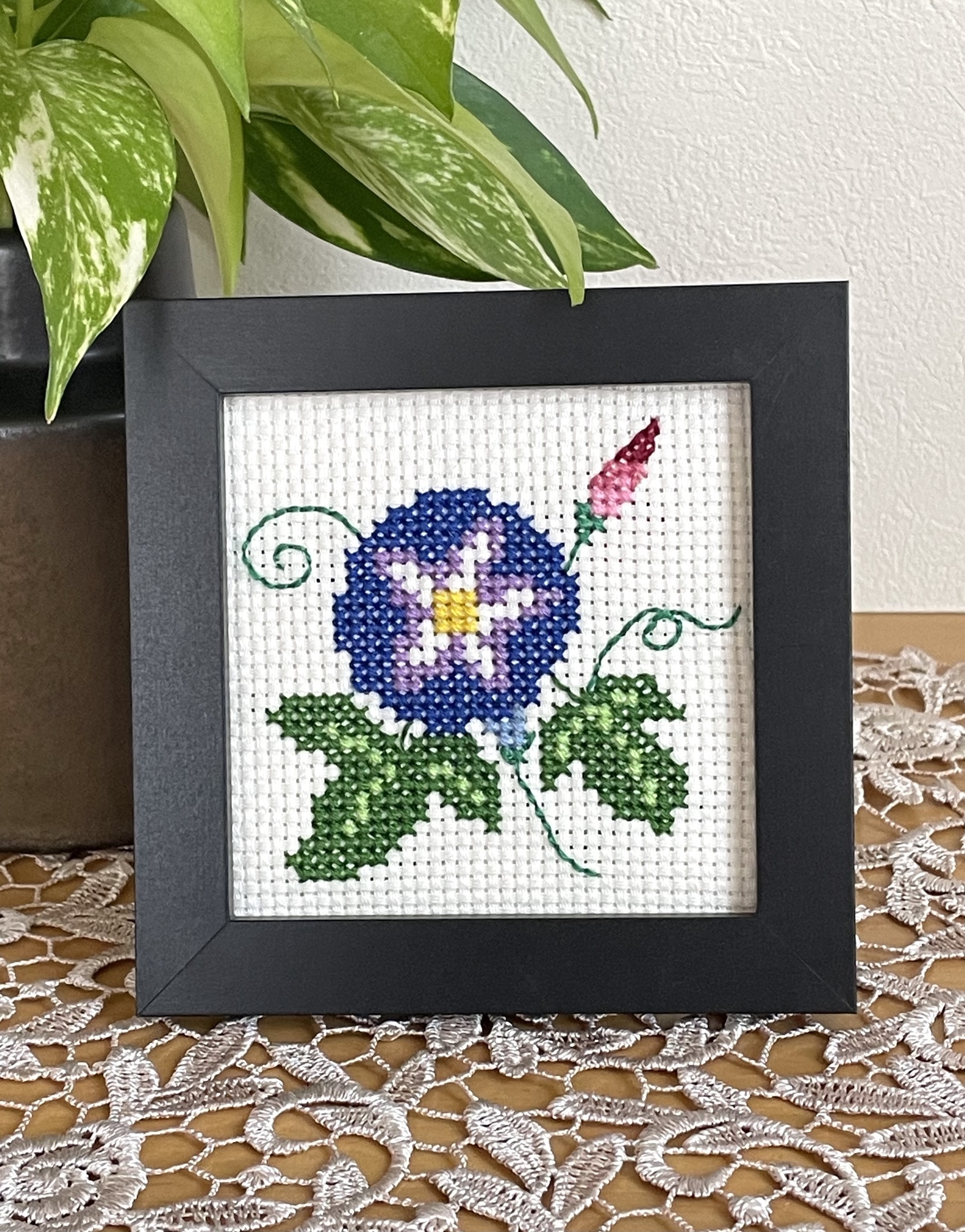 刺繍のくるみボタンブローチ 刺繍ブローチ クロスステッチのブローチ
